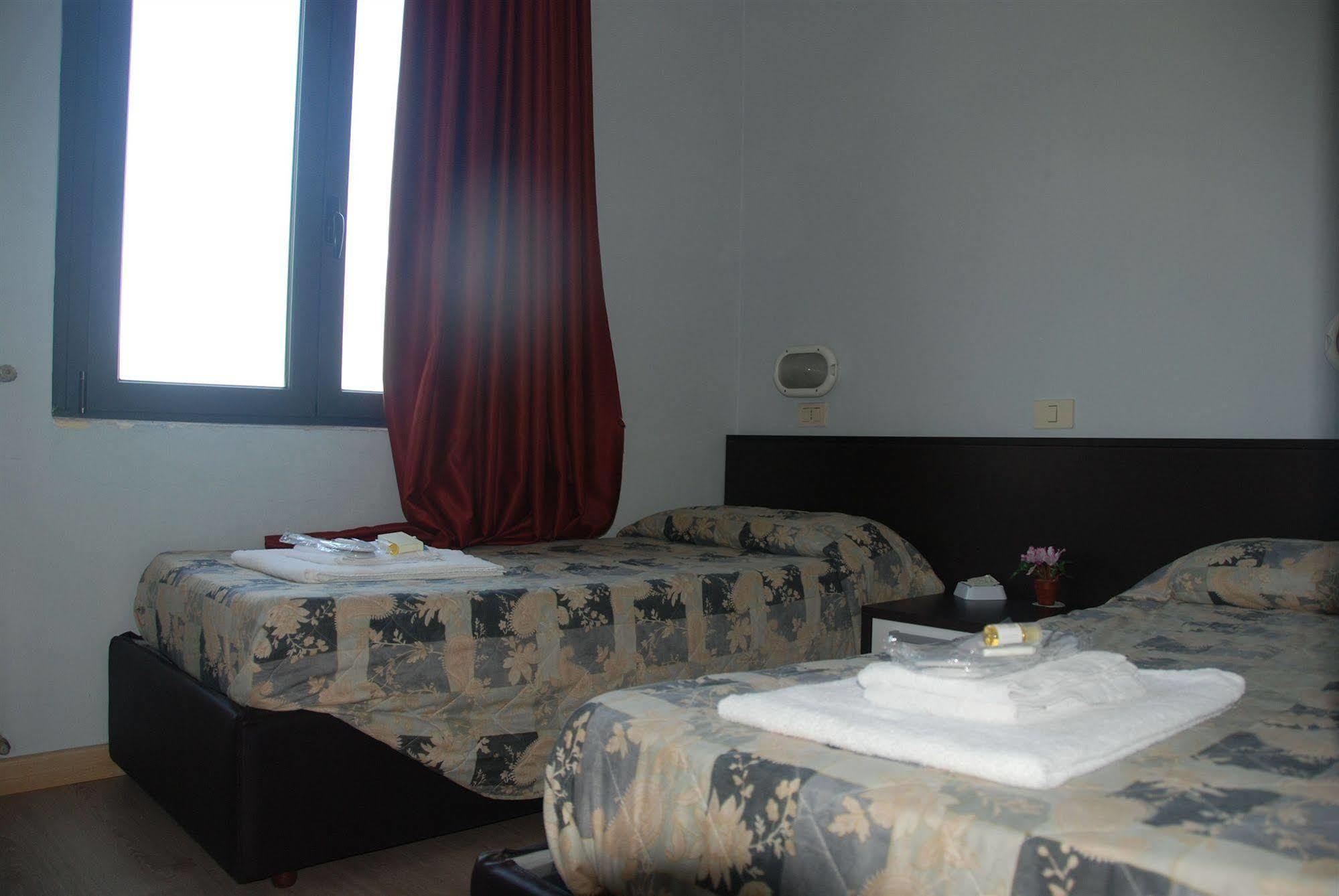 Hotel Olivi ซาโล ภายนอก รูปภาพ