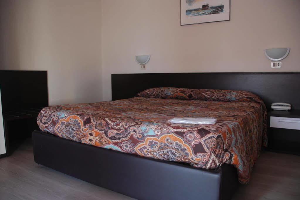 Hotel Olivi ซาโล ภายนอก รูปภาพ
