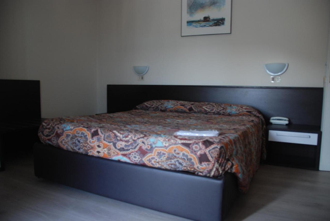 Hotel Olivi ซาโล ภายนอก รูปภาพ
